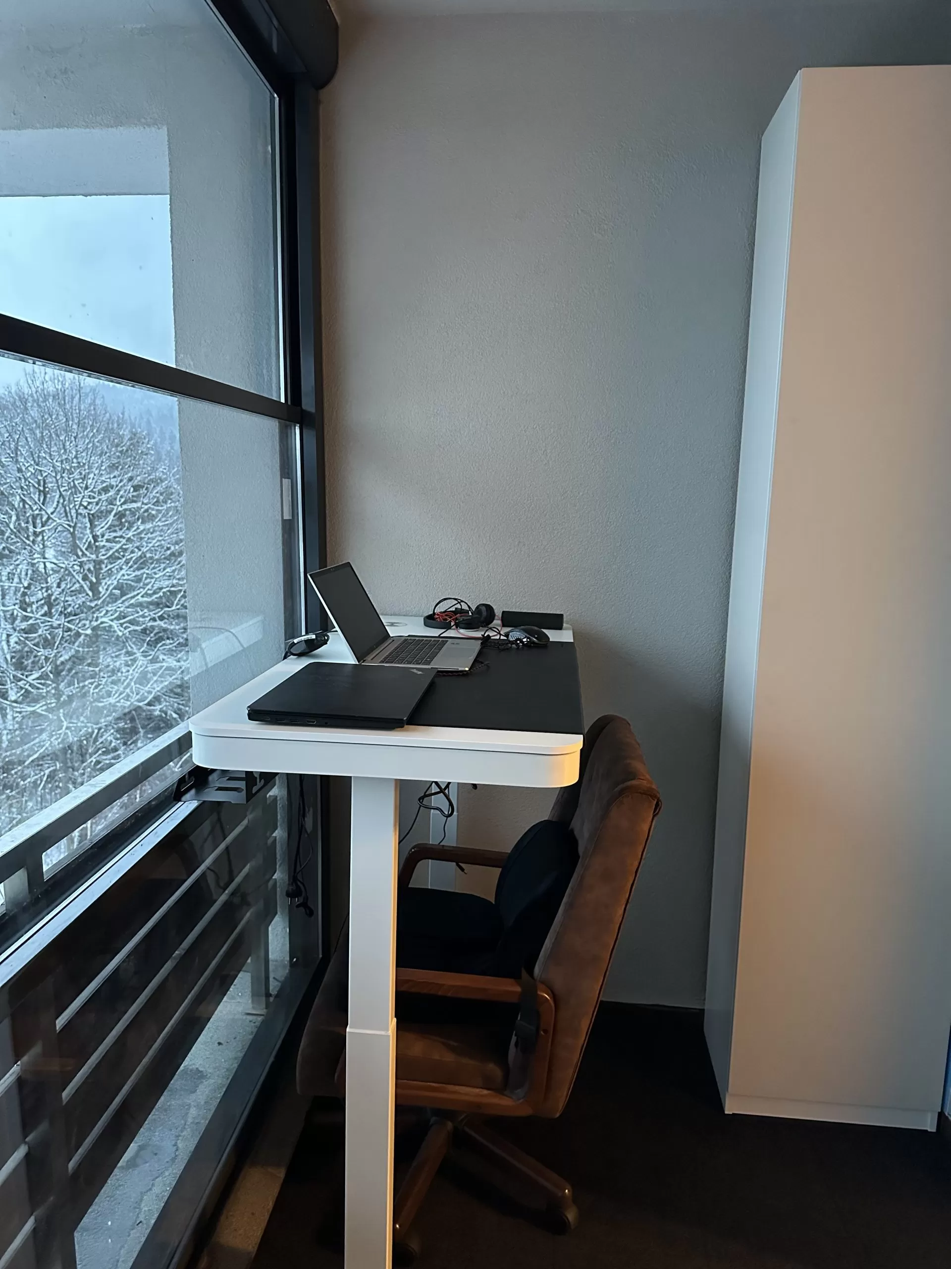 Birou Reglabil Electric pe Inaltime StableDesk All-In-One, 1 Motor, Incarcare Wireless, Sertar Depozitare Integrat, Suport Carlig pentru Genti/Casti, 118x60 cm - Alb Mat photo review