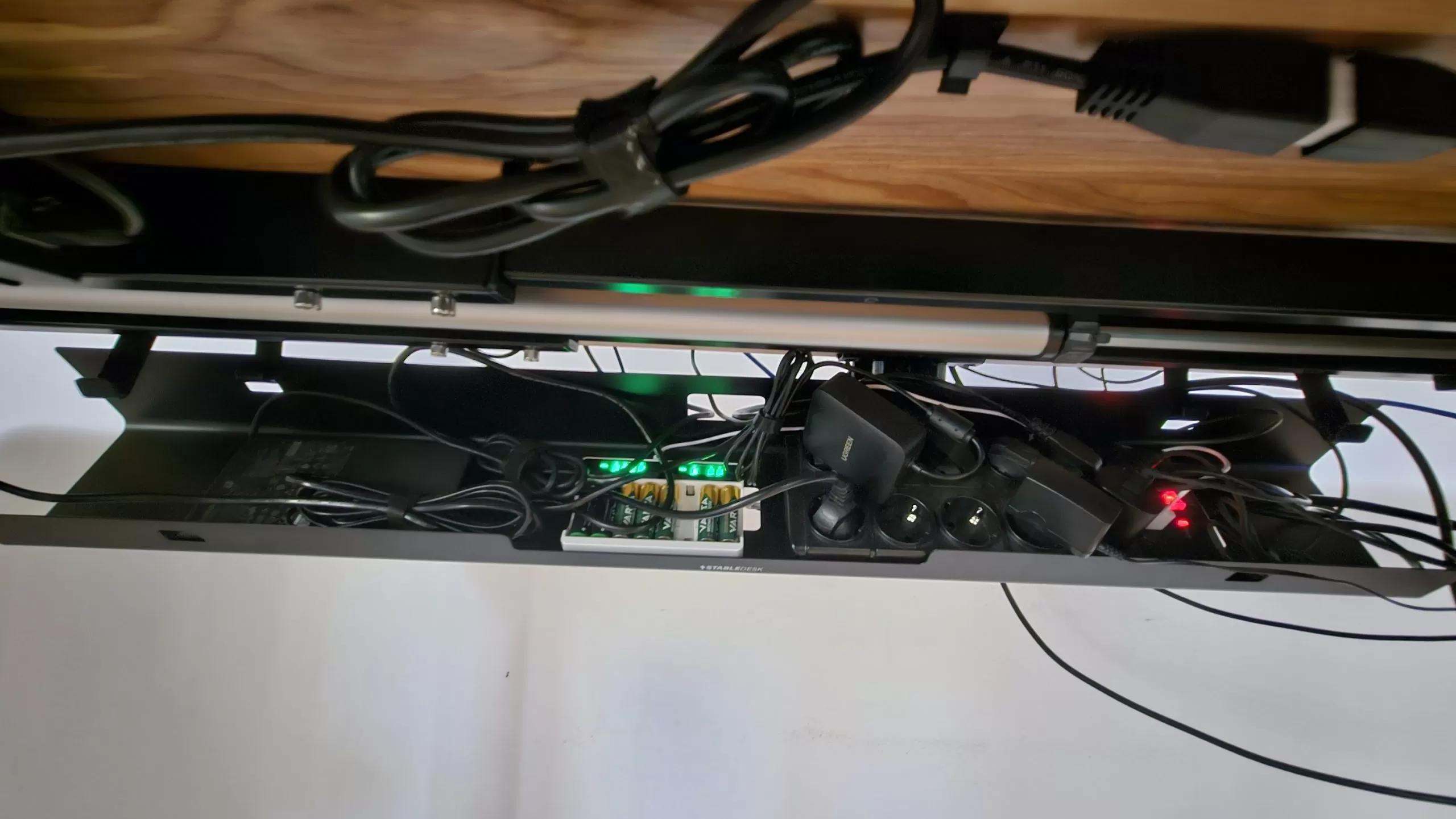 Organizator cabluri sub birou metalic, 100 cm, Tip tavita, Usor detasabil, Montaj cu suruburi in blat – Negru photo review